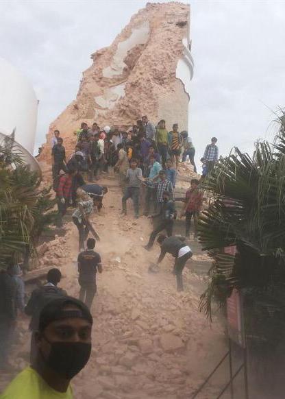 Gempa Sebabkan Monumen Kebanggaan Nepal Luluh Lantak 